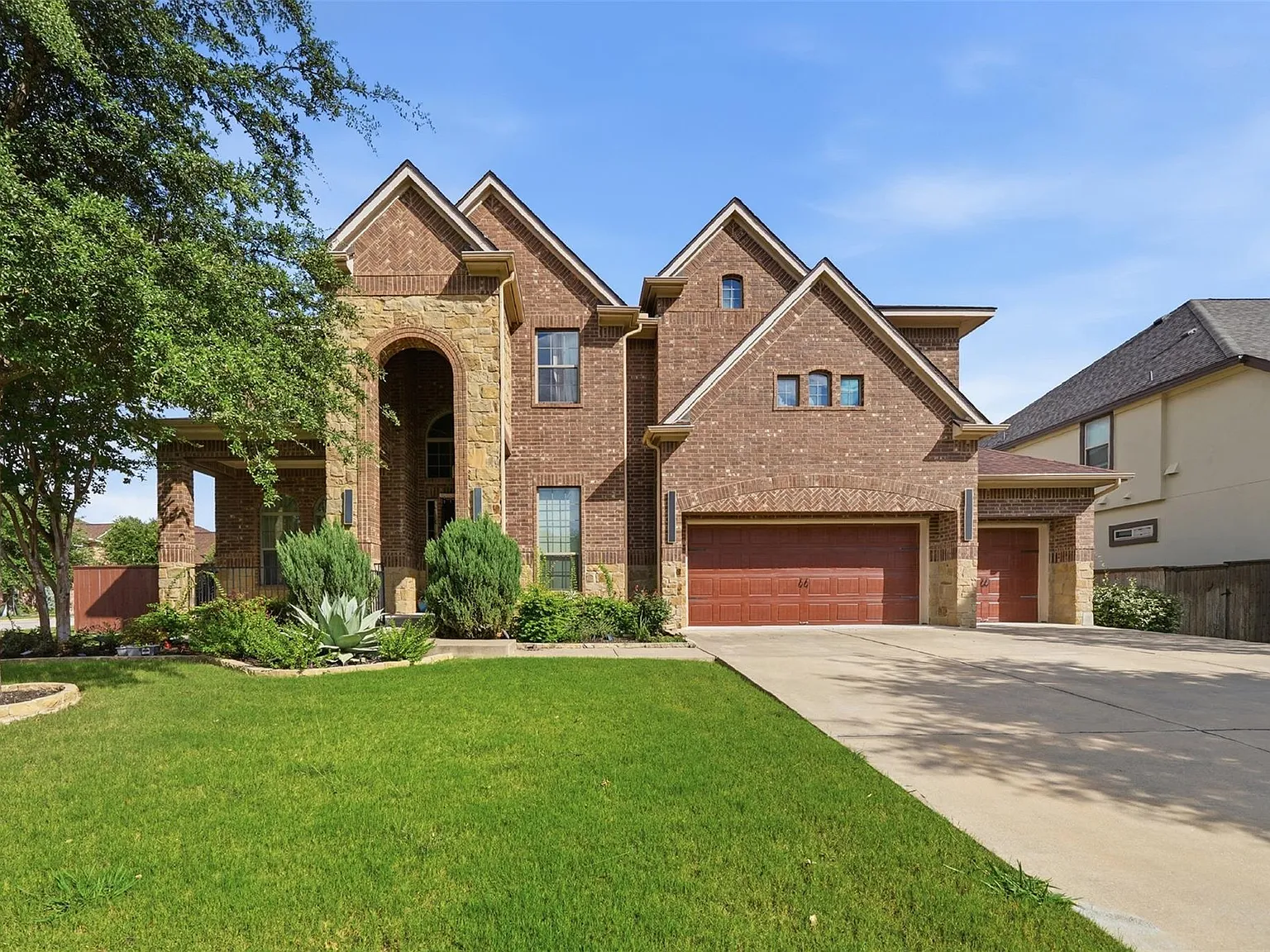 5 bed, 3.5 bath, 4192 sqft, $5,000 — Photo 1