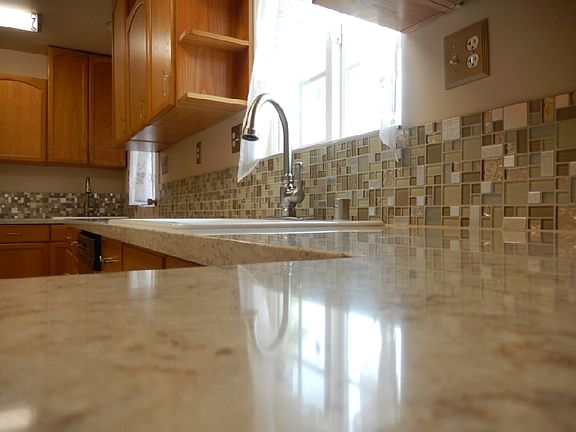 Quartz Counters w/Glass Tile