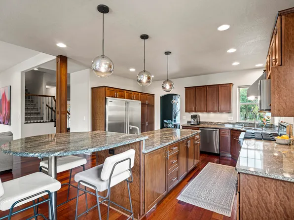 337 Laurelwood Dr, Jacksonville, OR 97530
