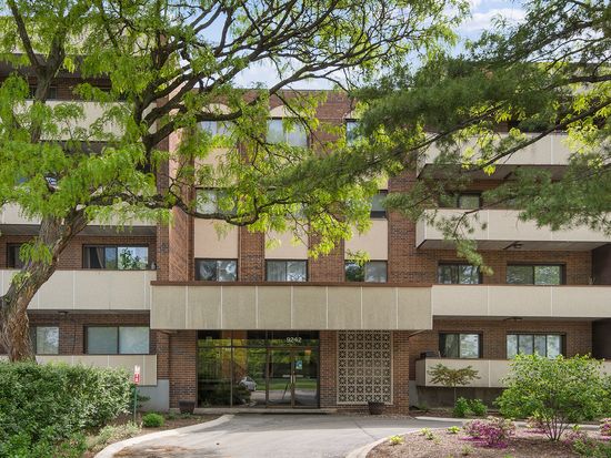 9242 Gross Point Rd #B-211, Skokie, IL 60077