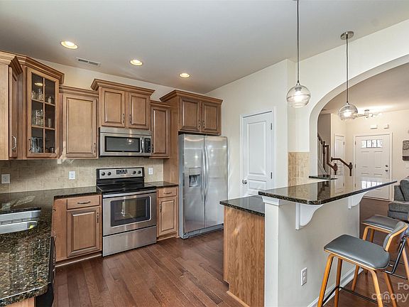 4th image of 205 Misty Knoll Ln