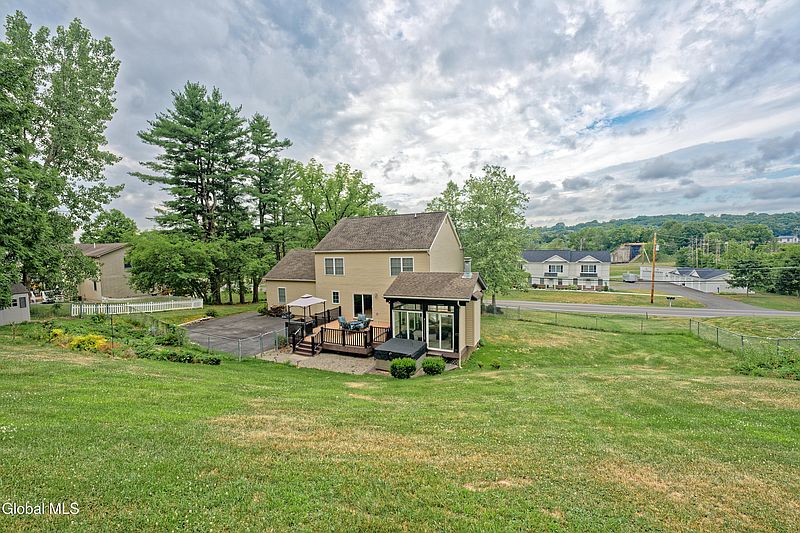 5th image of 33 Fonda Road