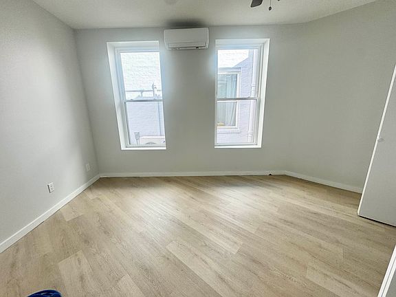 4th image of 10-31 Jackson Ave #4