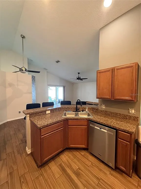 3 bed, 2.0 bath, 1715 sqft, $1,995 — Photo 3