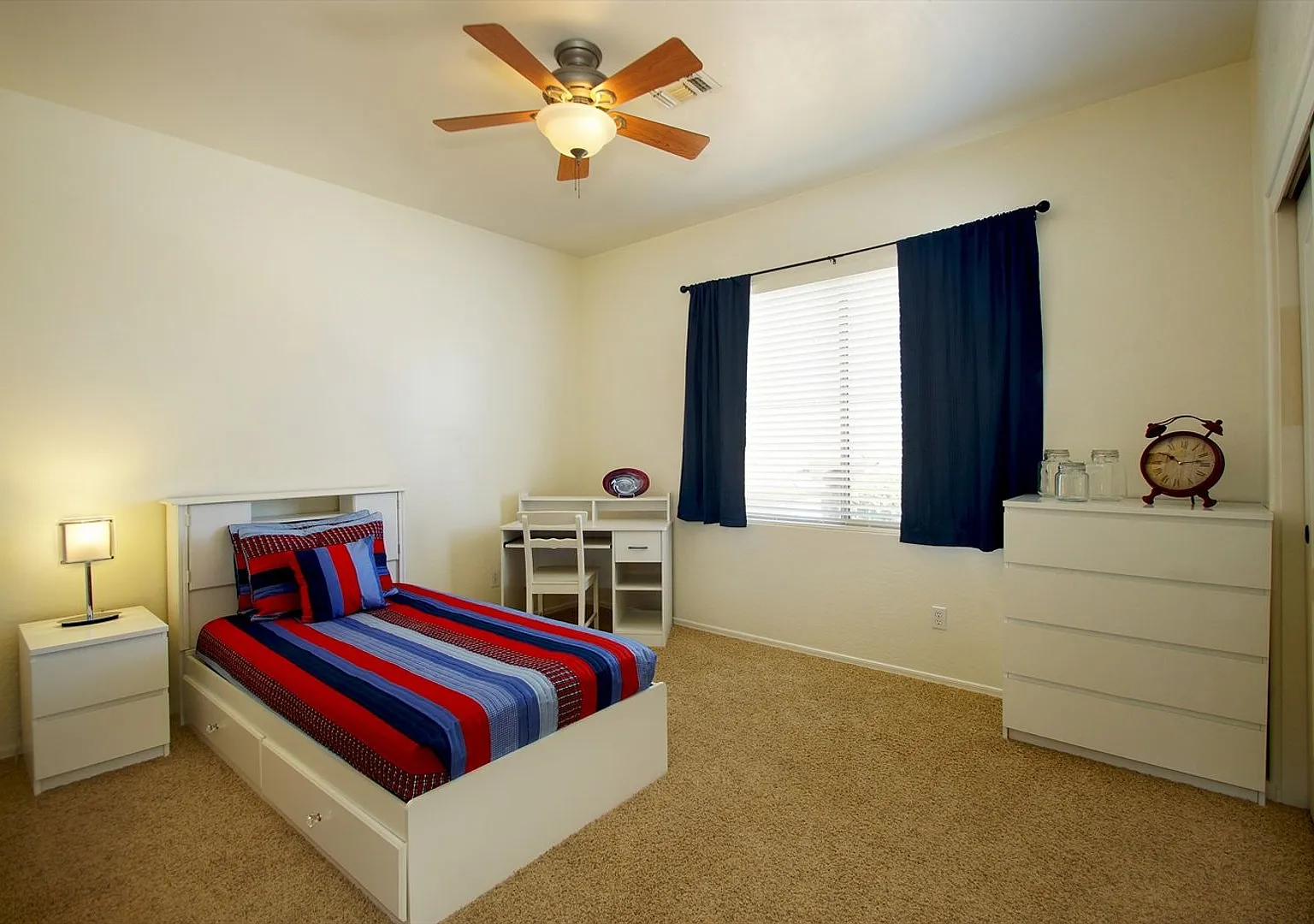 4 Bedroom Furnished Gilbert Home — Photo 2