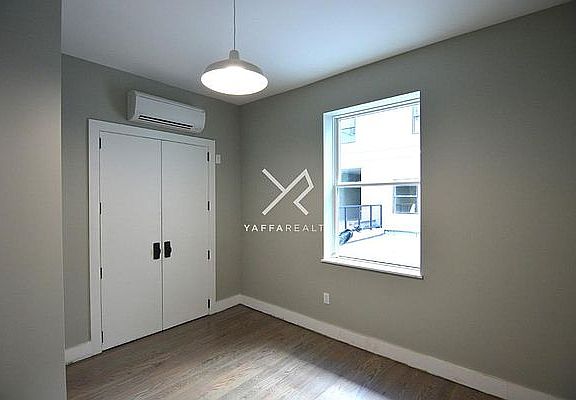 3rd image of 806 Saint Johns Pl APT 1C