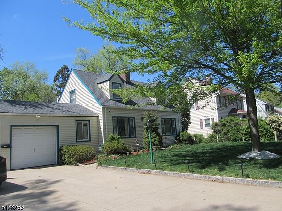 3rd image of 815 Mountain Ave