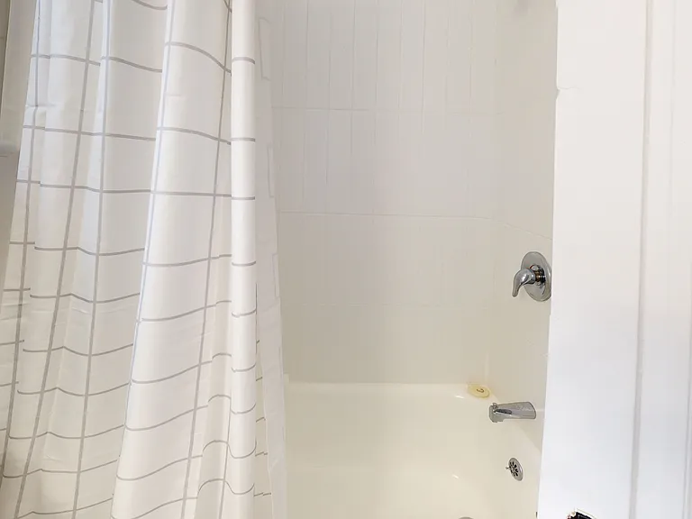475 King Edward Ave — Photo 4