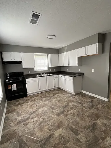 155 W Thomas St Photo 1