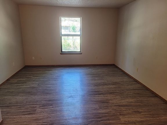 5th image of 315 Vicksburg Cir APT 2
