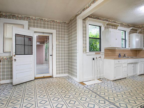 4th image of 424 W Houston St