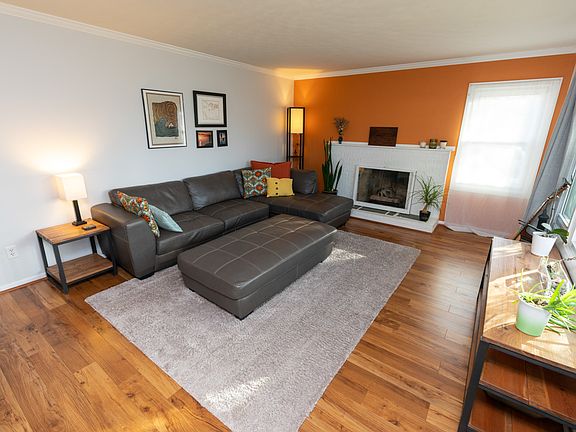 3rd image of 2534 Carlton Ave NE