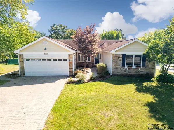 721 Brentwood Ct, Algonquin, IL 60102