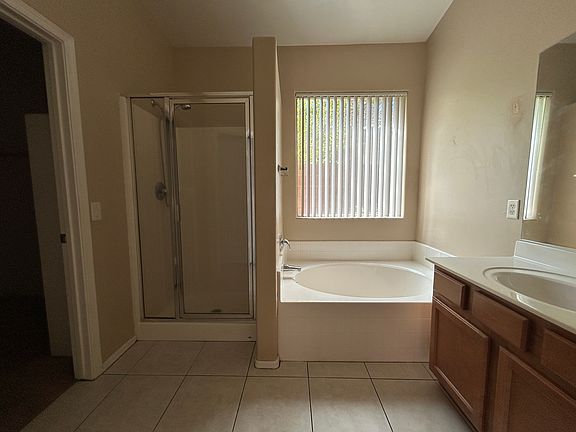 4th image of 3869 S Coach House Dr