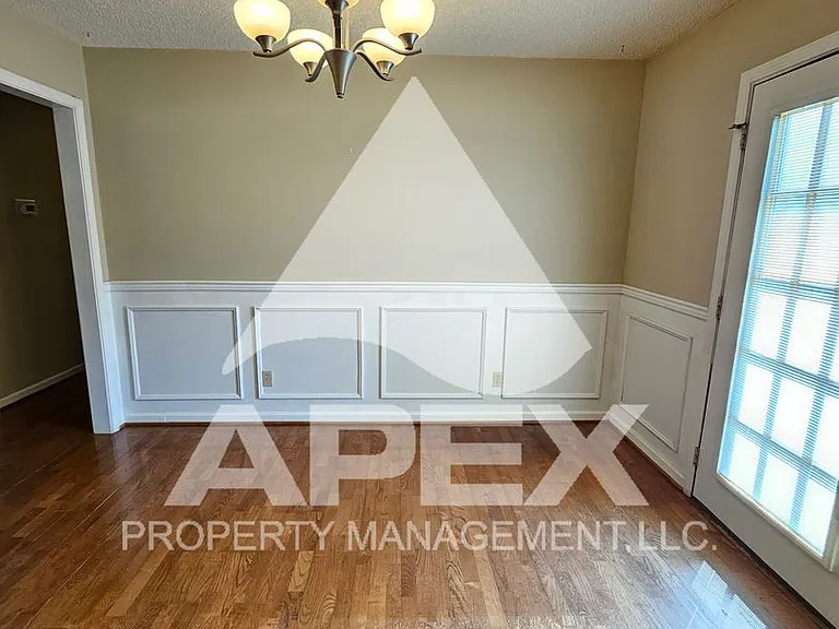 2528 Cinema Dr — Photo 8
