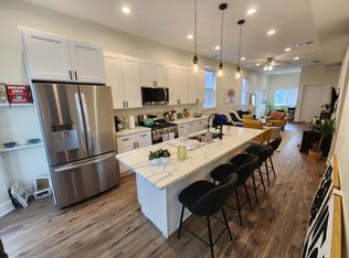 1717 W Roscoe St #2, Chicago, IL 60657