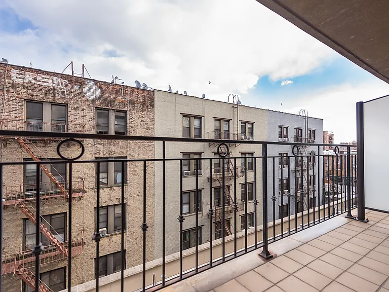 31-35 31st St #418 — Photo 9