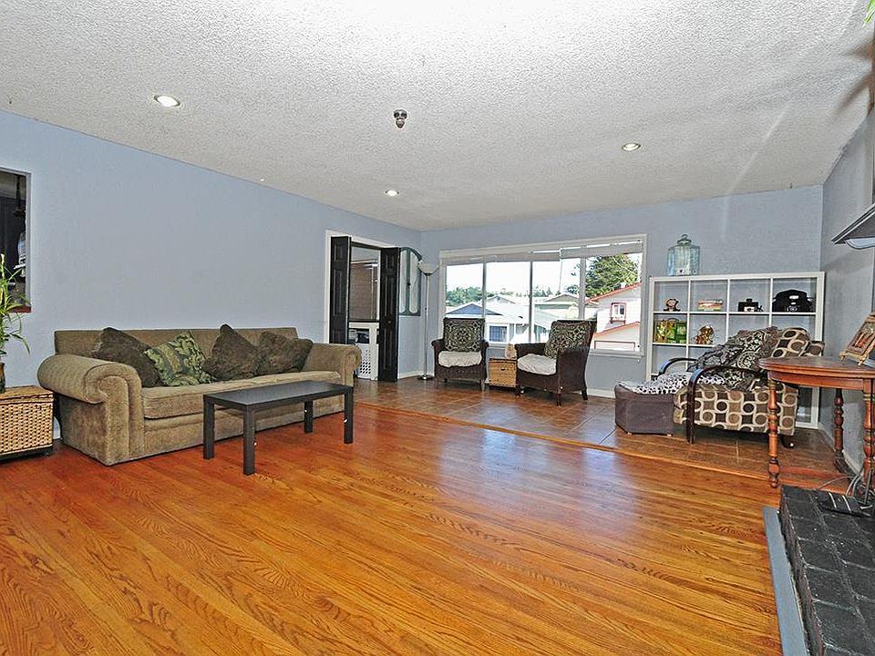 1st image of 3921 Moulton Dr