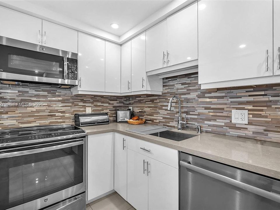 1st image of 3507 Oaks Way APT 906