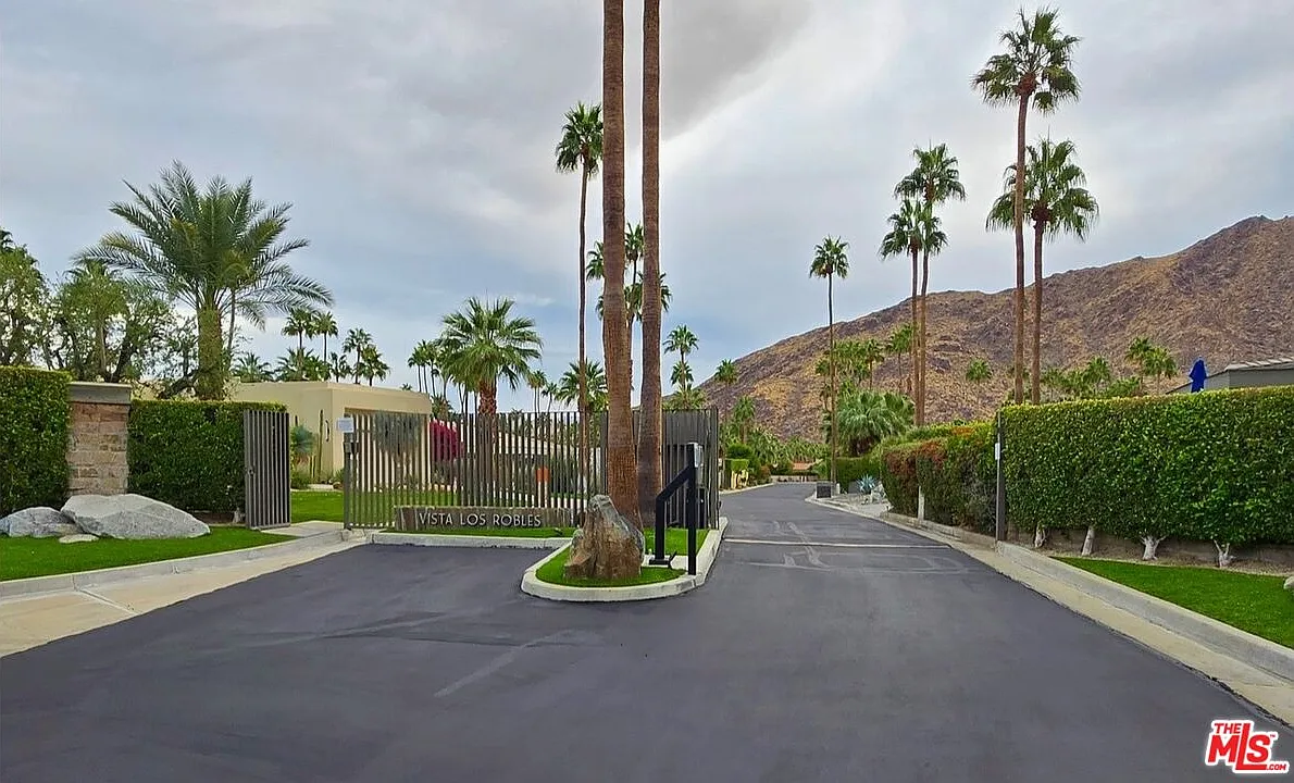 3 bed, 3.5 bath, 3039 sqft, $19,500 — Photo 2