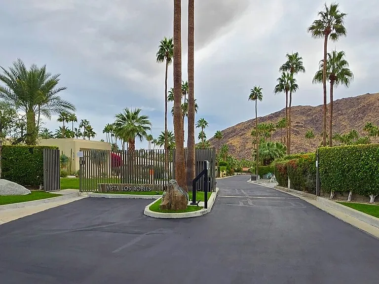 1175 Los Robles Dr — Photo 2