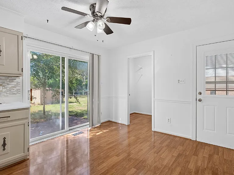 3225 Glenmore Dr — Photo 7