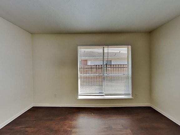 4th image of 18147 Gravenhurst Ln