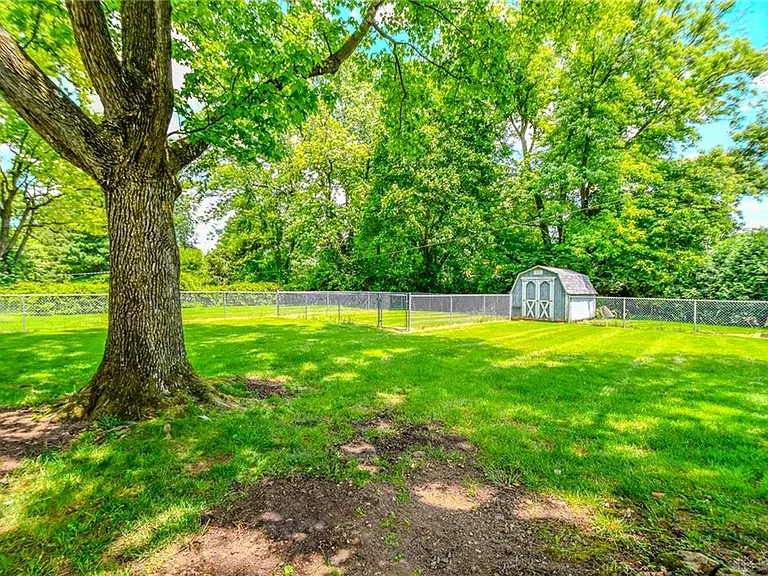 96 Pine Bluff Dr — Photo 32