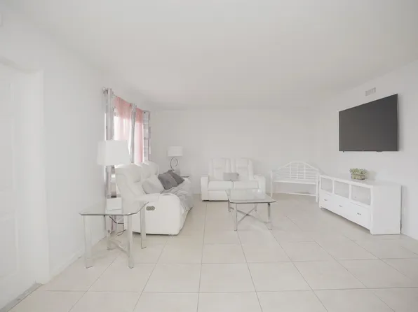 4635 Bayshore Dr, Naples, FL