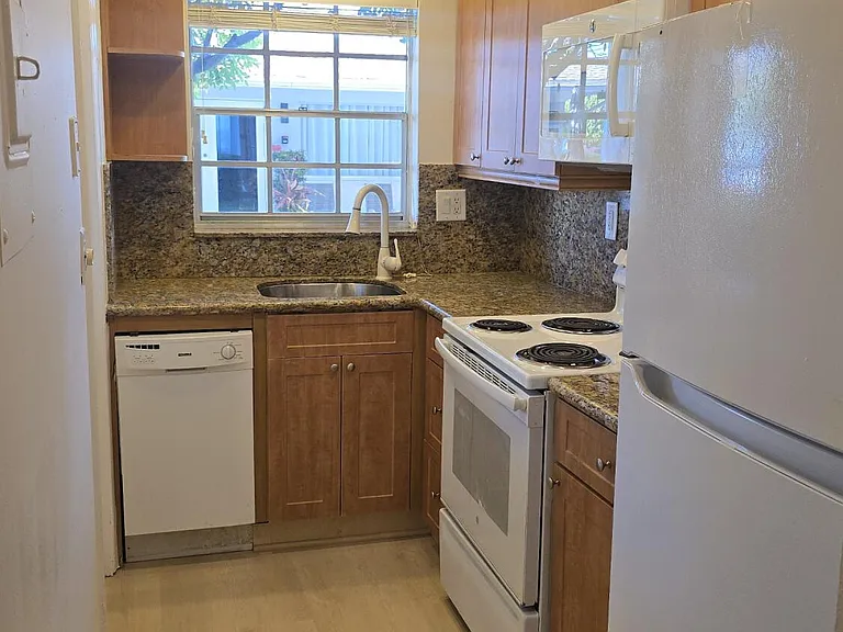 1965 SE 5th Ct #104 — Photo 7