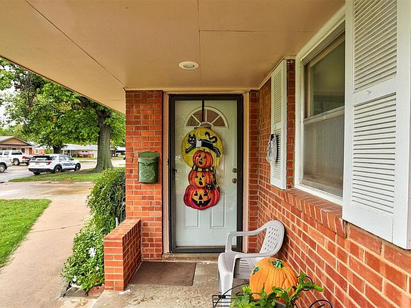 4th image of 1418 W Thompson Ave