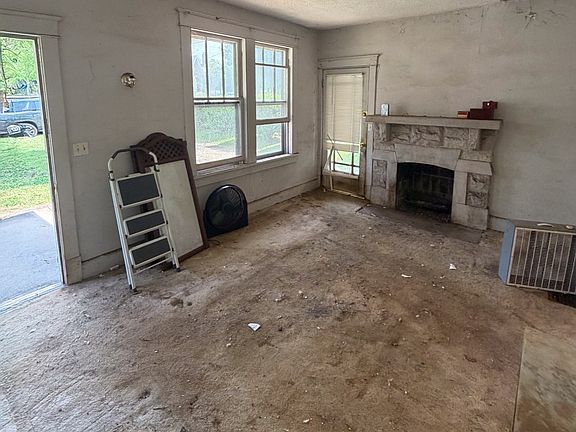 3rd image of 1018 McMahan Ave