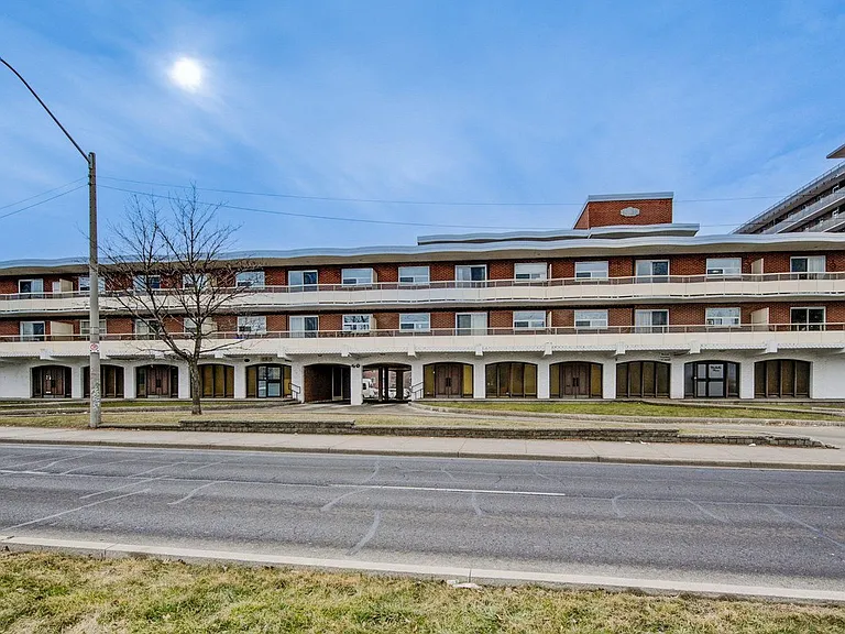 40 Mohawk Rd E — Photo 3