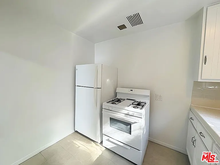 470 S Mariposa Ave — Photo 5