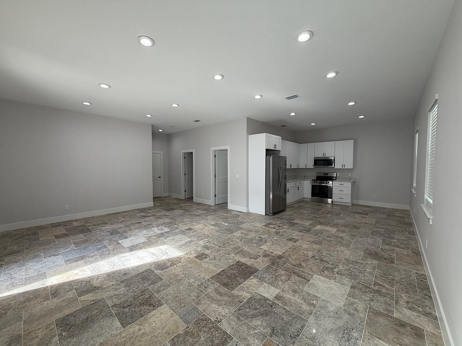 2397 Lake Pickett Rd — Photo 1