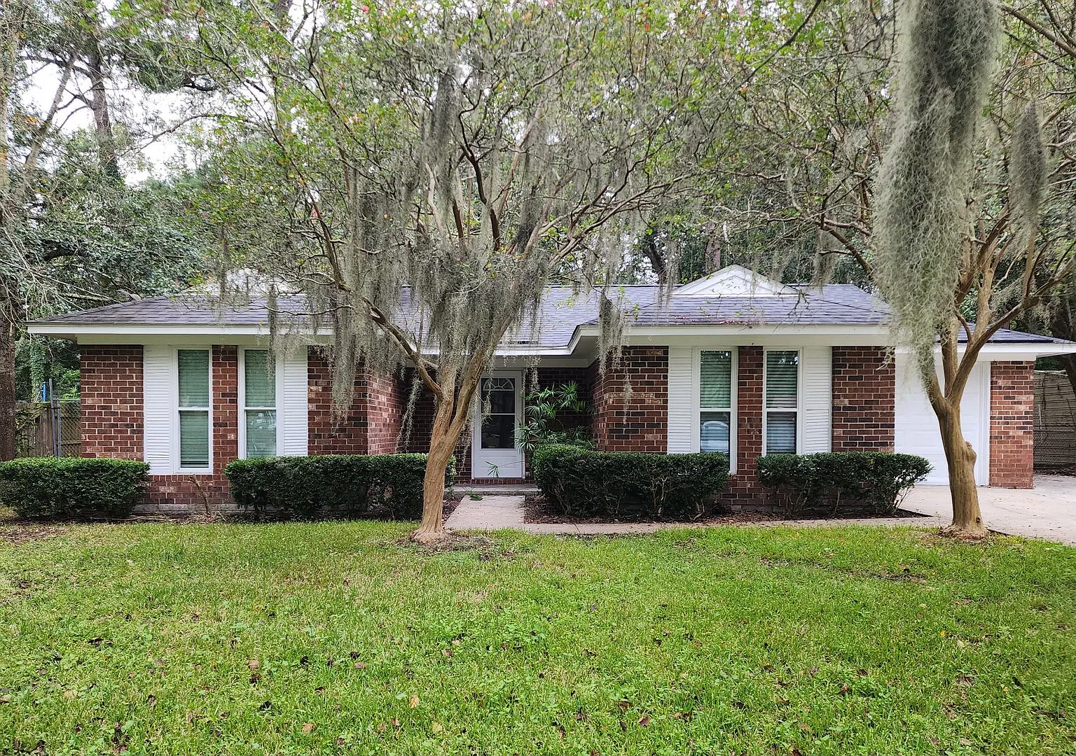 3 Bed/2bath Whitfield Park home with 1 car garage & large enclosed back porch! — Photo 2