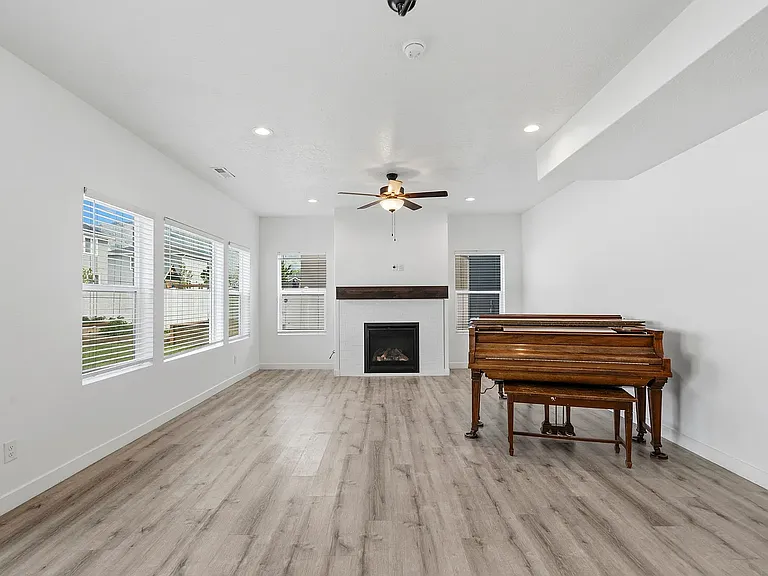 244 N 200 E — Photo 21