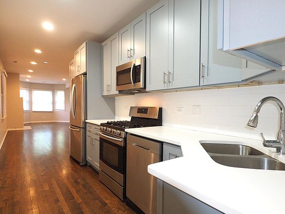 4th image of 1442 W Melrose St APT 1