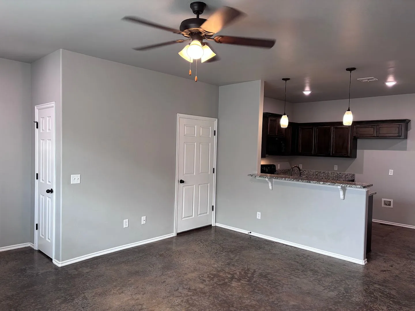 Move in Special!! 3br 2ba duplex with 2 car garage in OKC! — Photo 4