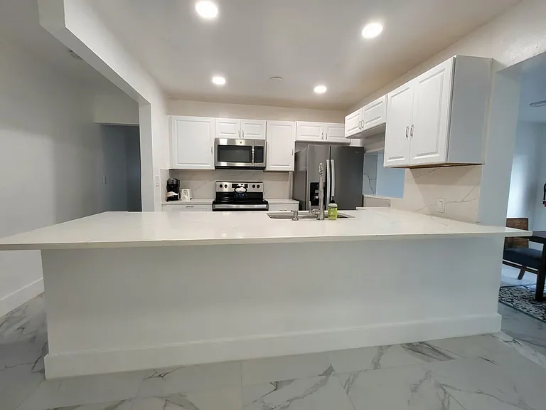 900 SW 31st St — Photo 24