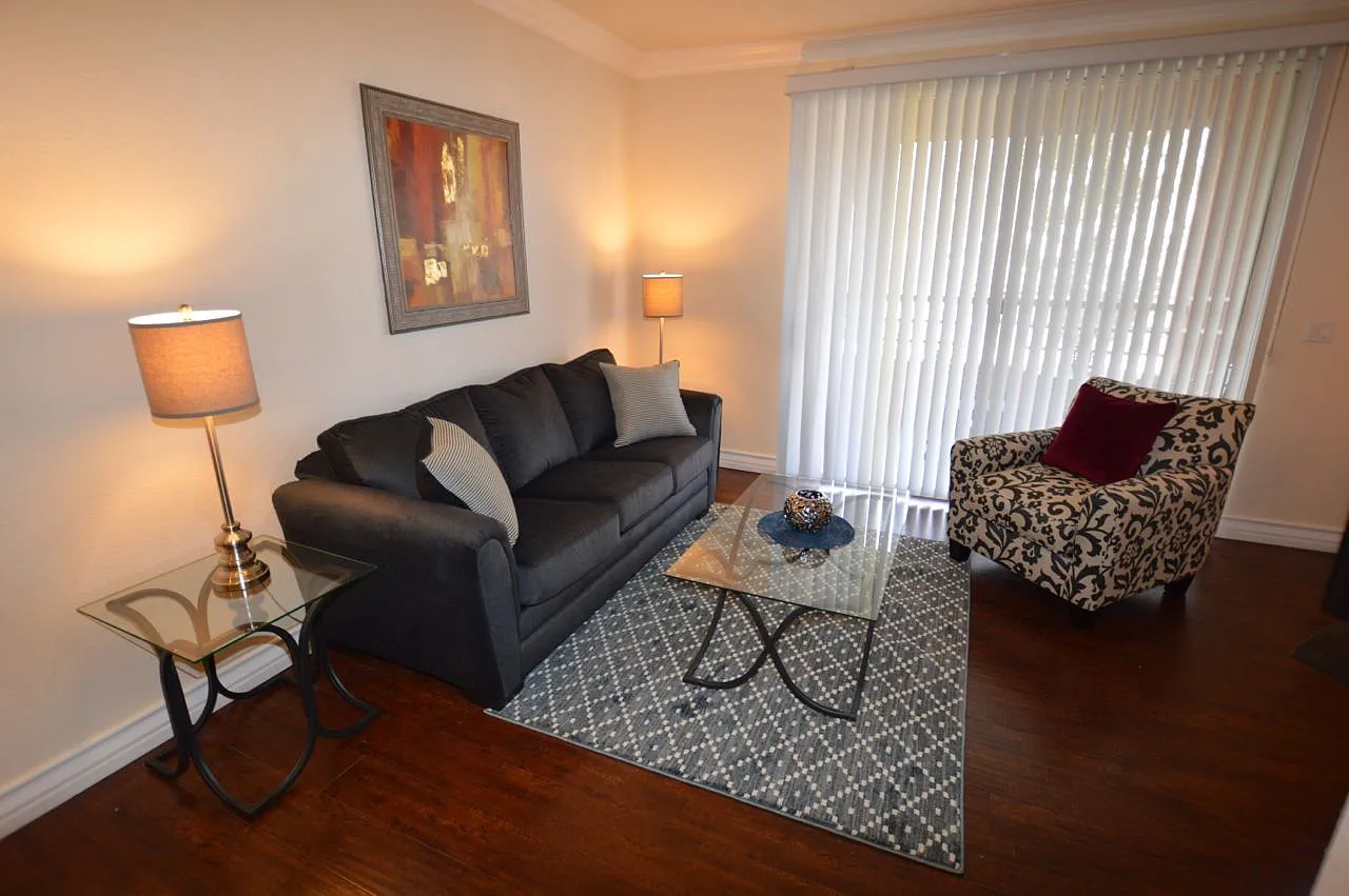 Meridian - Furnished 1 Bedroom Luxury Condo in Resort Style Community. — Photo 3