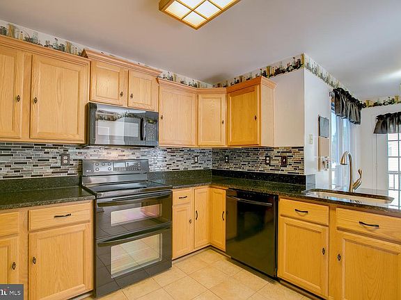 Stylish glass tile backsplash!
