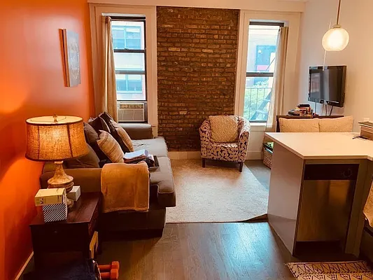 Rented by Qwest Residential Downtown LLC | media 25