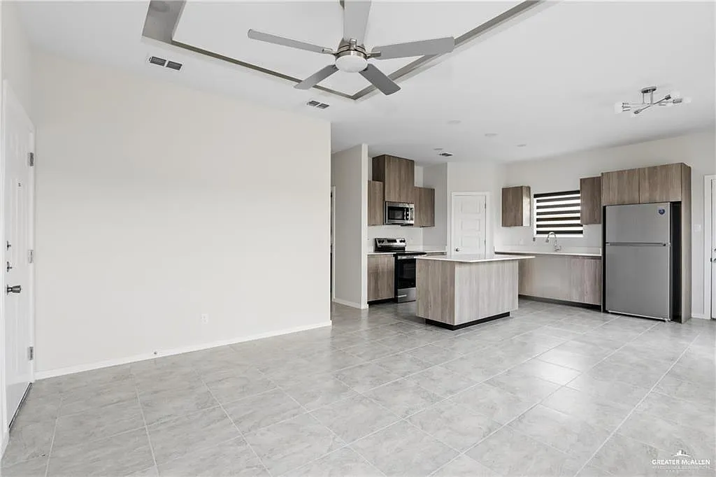 3 bed, 2.0 bath, 4000 sqft, $1,300 — Photo 3