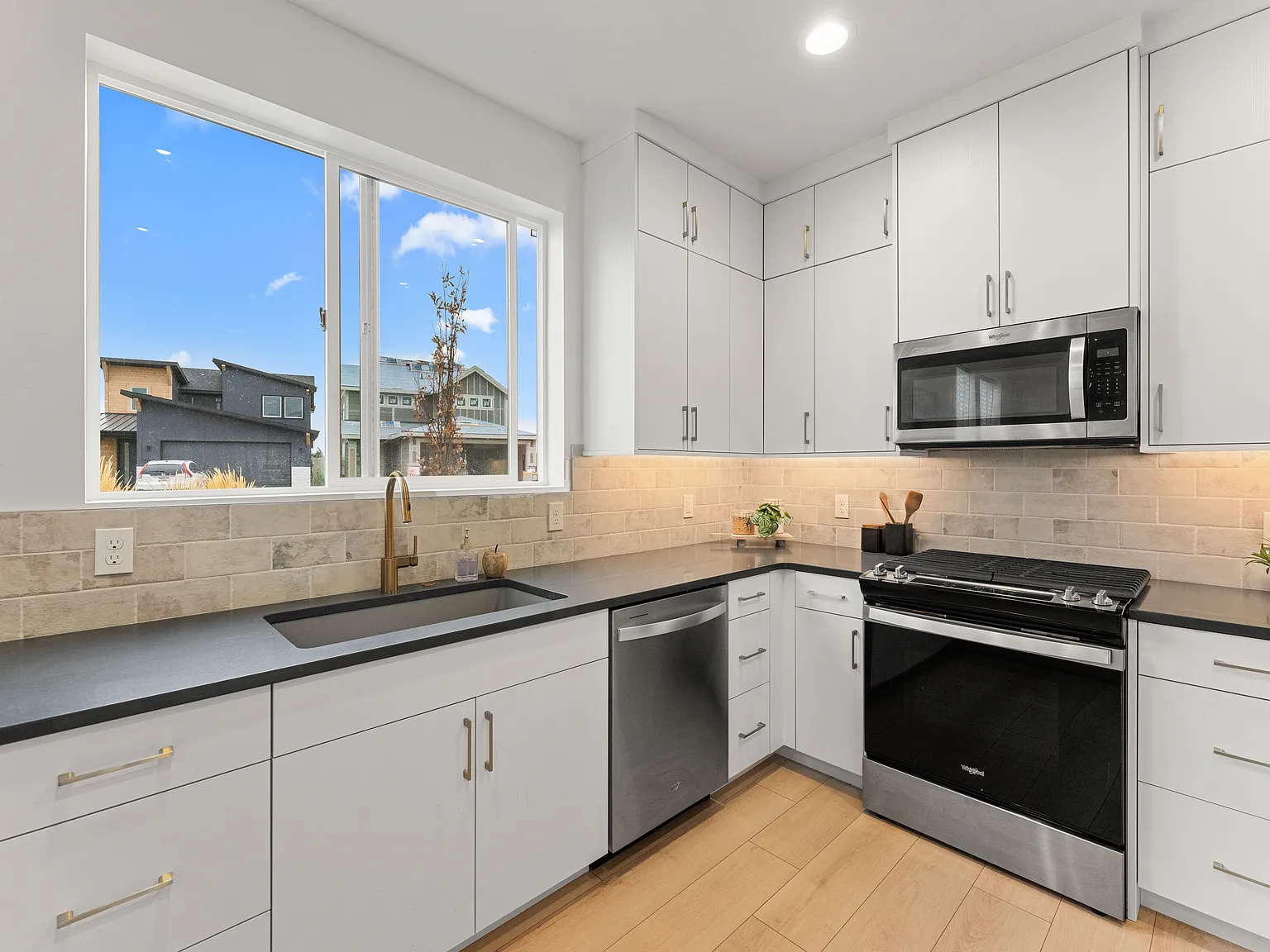 3 bed, 2.5 bath, 1679 sqft, $2,495 — Photo 4