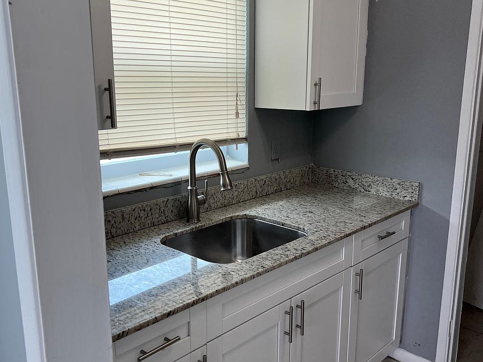 2nd image of 1320 N Dixie Hwy APT 8