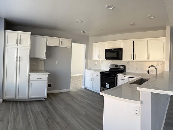 3rd image of 16790 Lake Victoria Dr