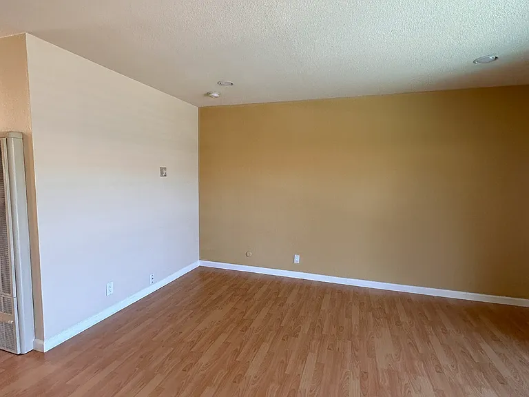 Sandalwood Apartments — Photo 30