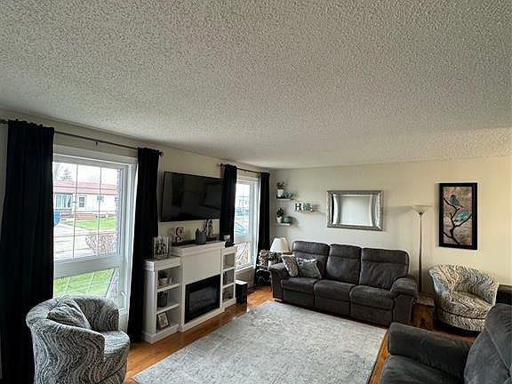 2nd image of 2332 Hamelin St