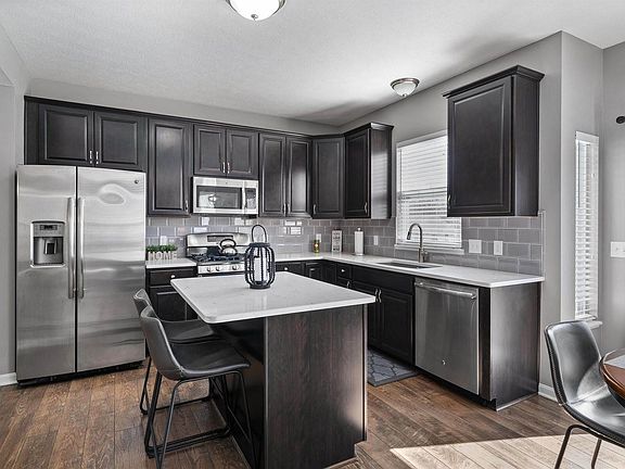 5th image of 881 Broadview Chase Dr